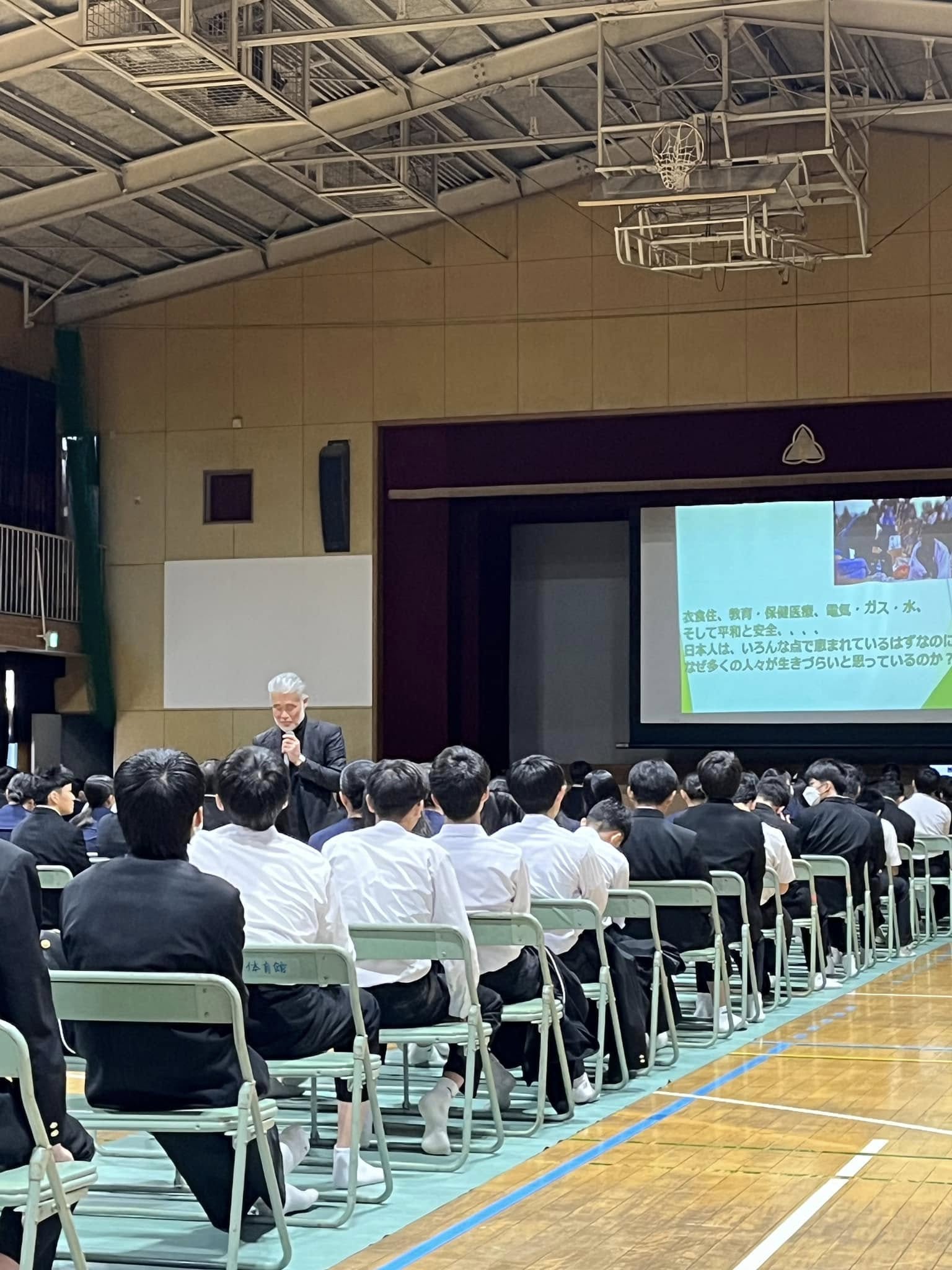 2024年11月22日戸田母校、大阪市立三稜中学校での講演シーン