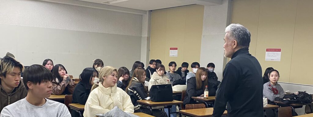 龍谷大学経済学部での対話シーン