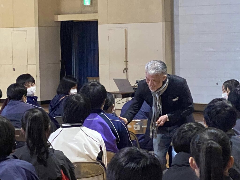 2025年1月31日、愛知県の瀬戸市立幡山中学校　対話シーン