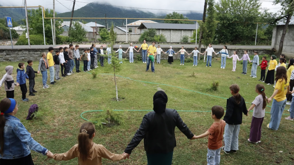 アフメタ地区の中学生が小学生に向けて企画したサマーキャンプの様子