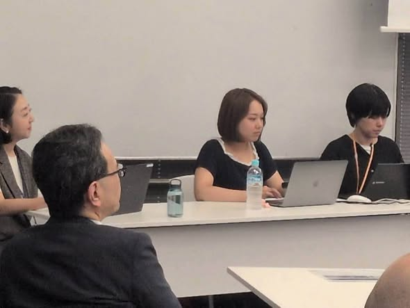 司会の三好華さん（中央）と、JICA人間開発部の小森明子さん（左）