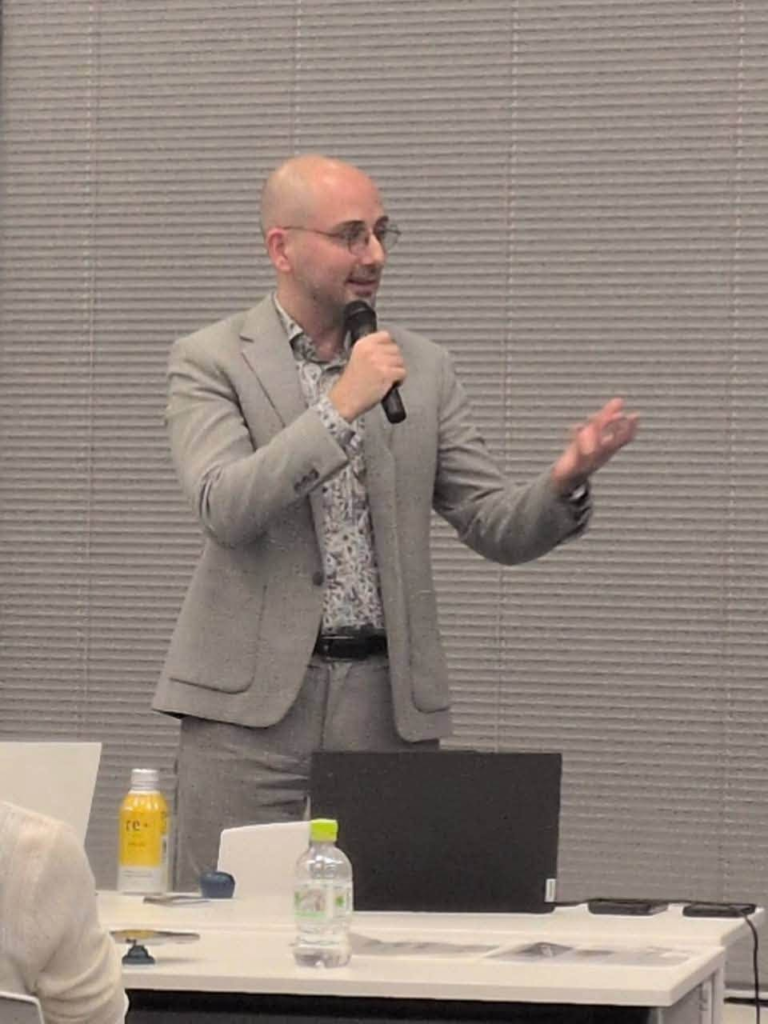 会場で発言する参加者