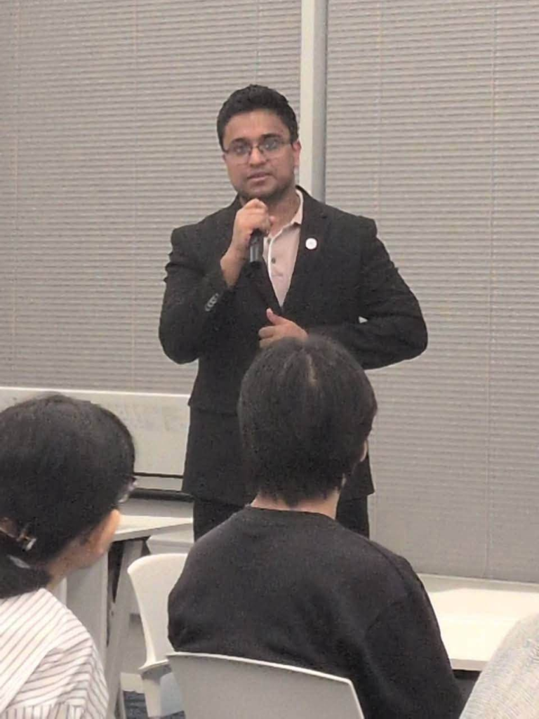 会場で発言する参加者